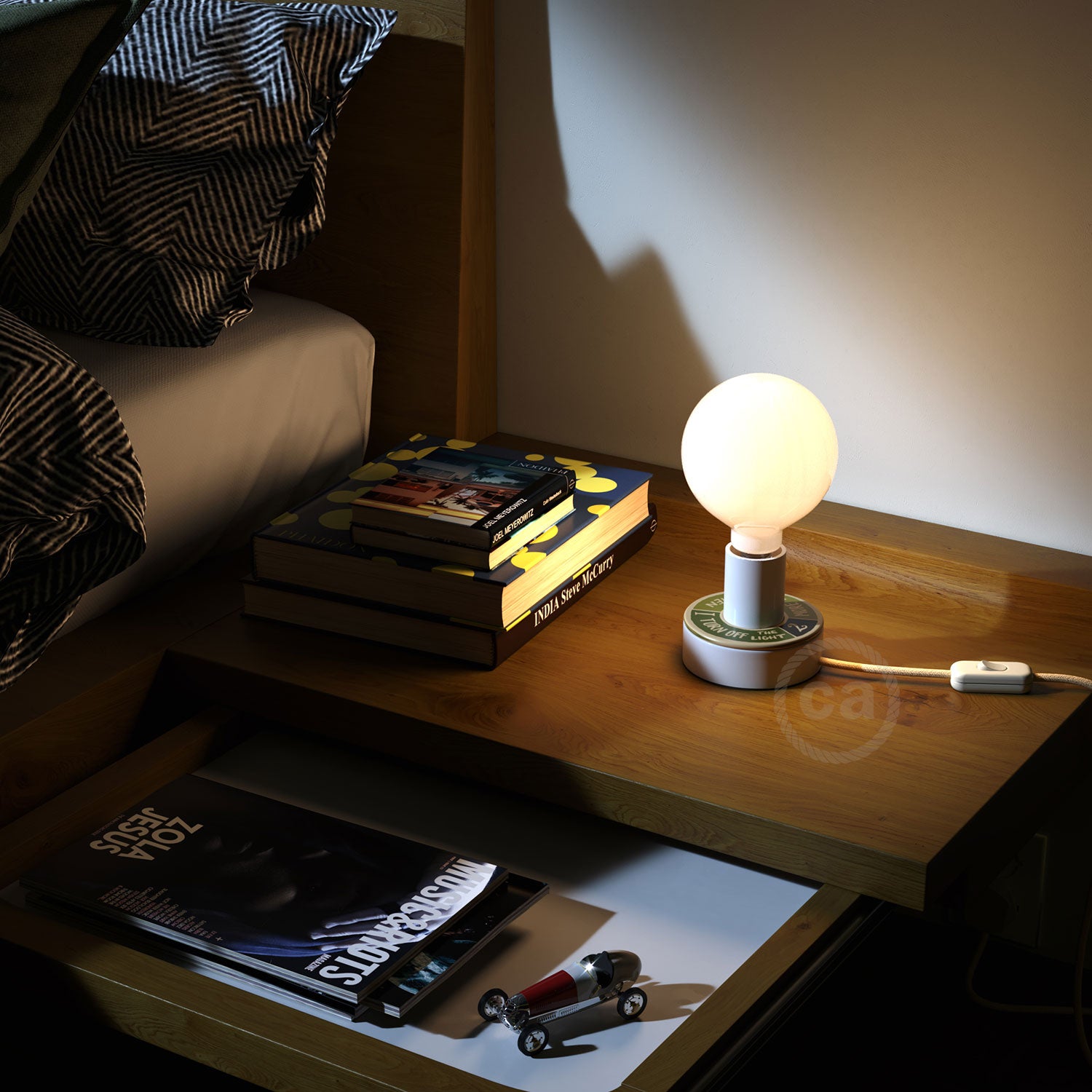 Posaluce MINI-UFO in legno double-face PALLE DA LETTURA e spina UK - LOVE READING + 2 PAGES