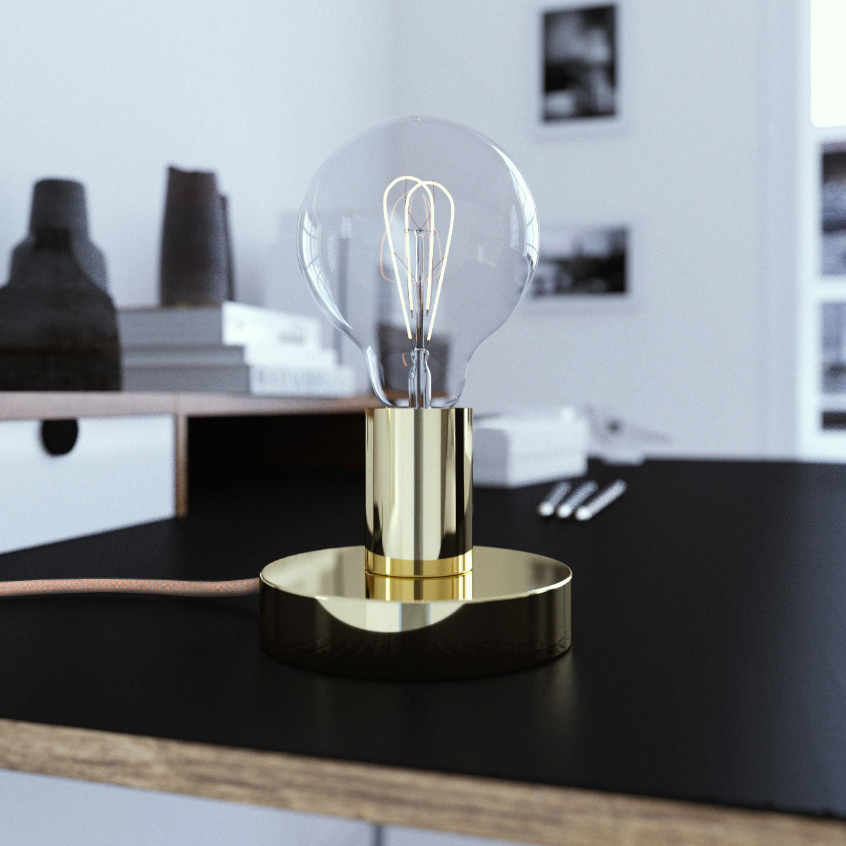 Posaluce - Lampada da tavolo in metallo e spina UK - Ottone