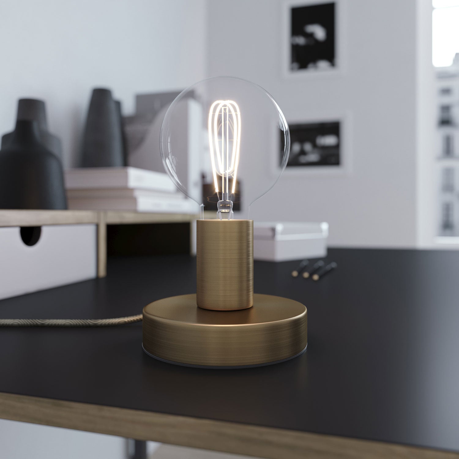 Posaluce - Lampada da tavolo in metallo e spina UK - Bronzo satinato