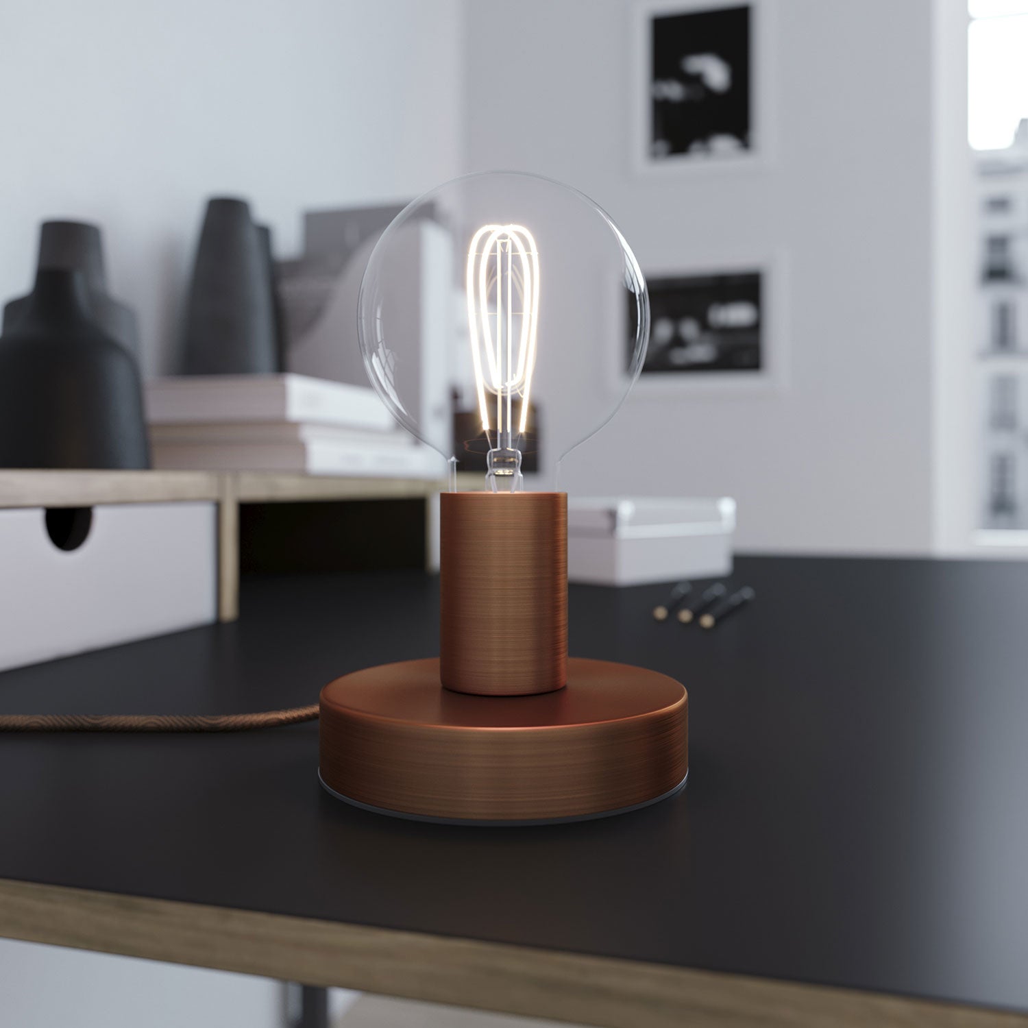 Posaluce - Lampada da tavolo in metallo e spina UK - Rame satinato