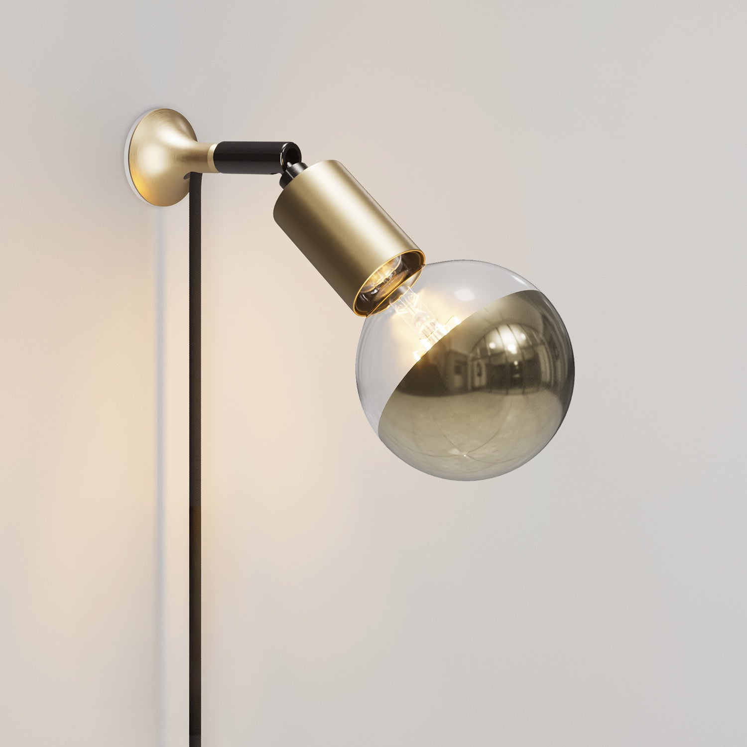 Lampada da parete MAG-Y con snodo, lampadina mezza sfera e spina UK - Bronzo satinato