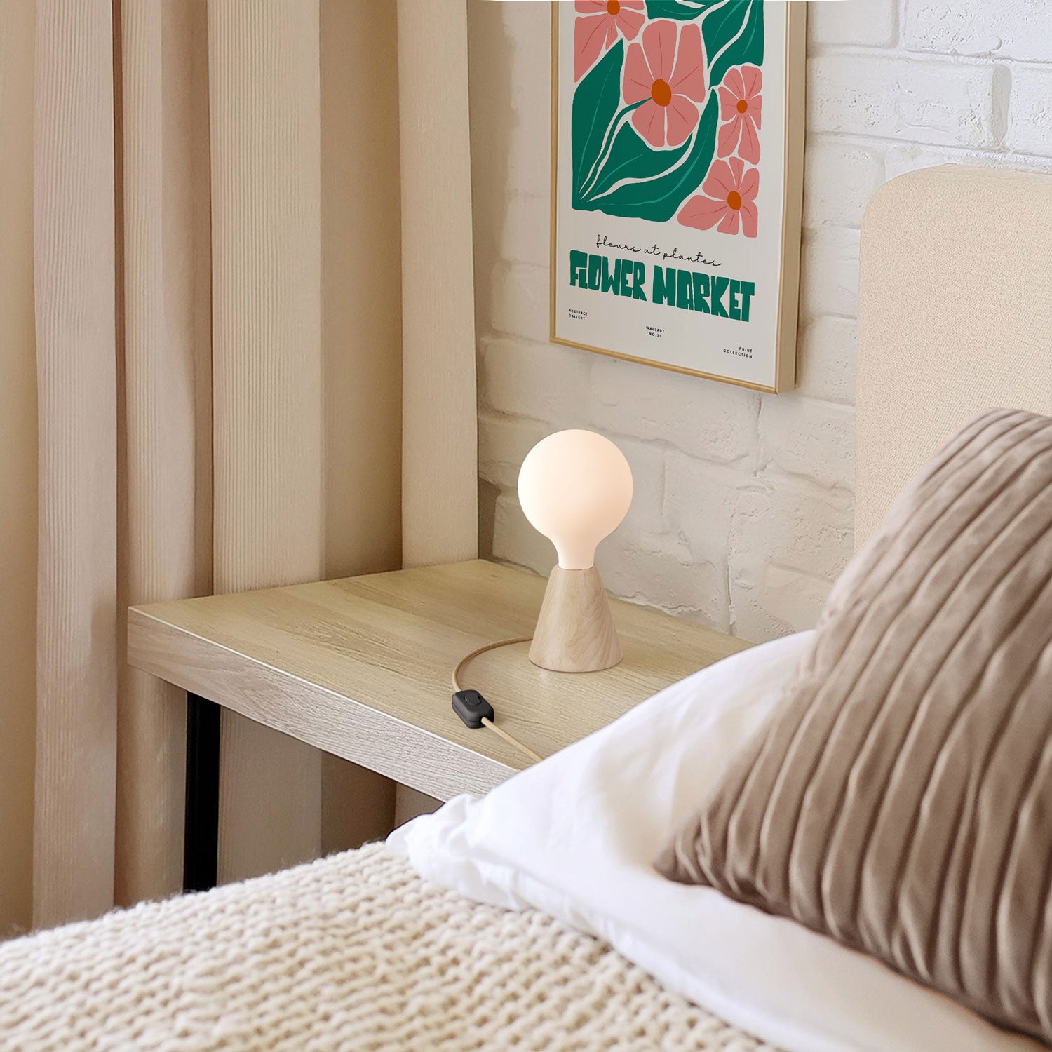 Lampada da tavolo con base in ontano, lampadina a effetto porcellana, cavo RN06 e spina UK